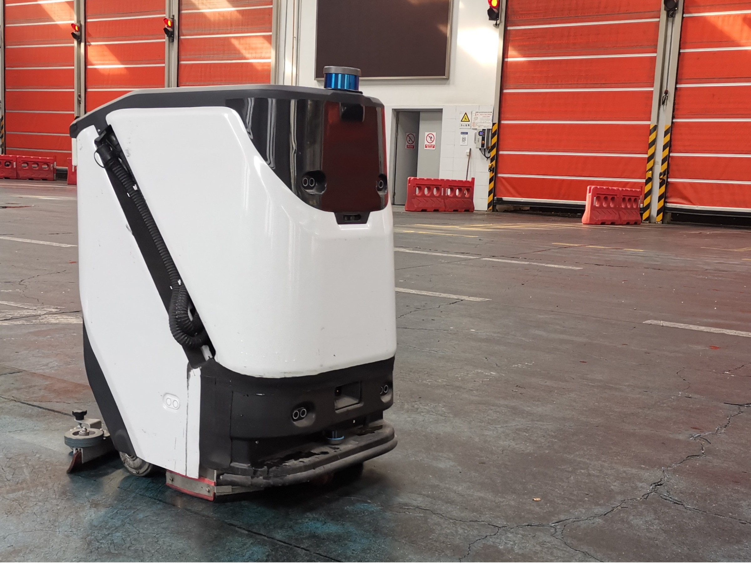 制造業(yè)老板必看：一臺洗地機，年省近20萬？保潔成本該這么算