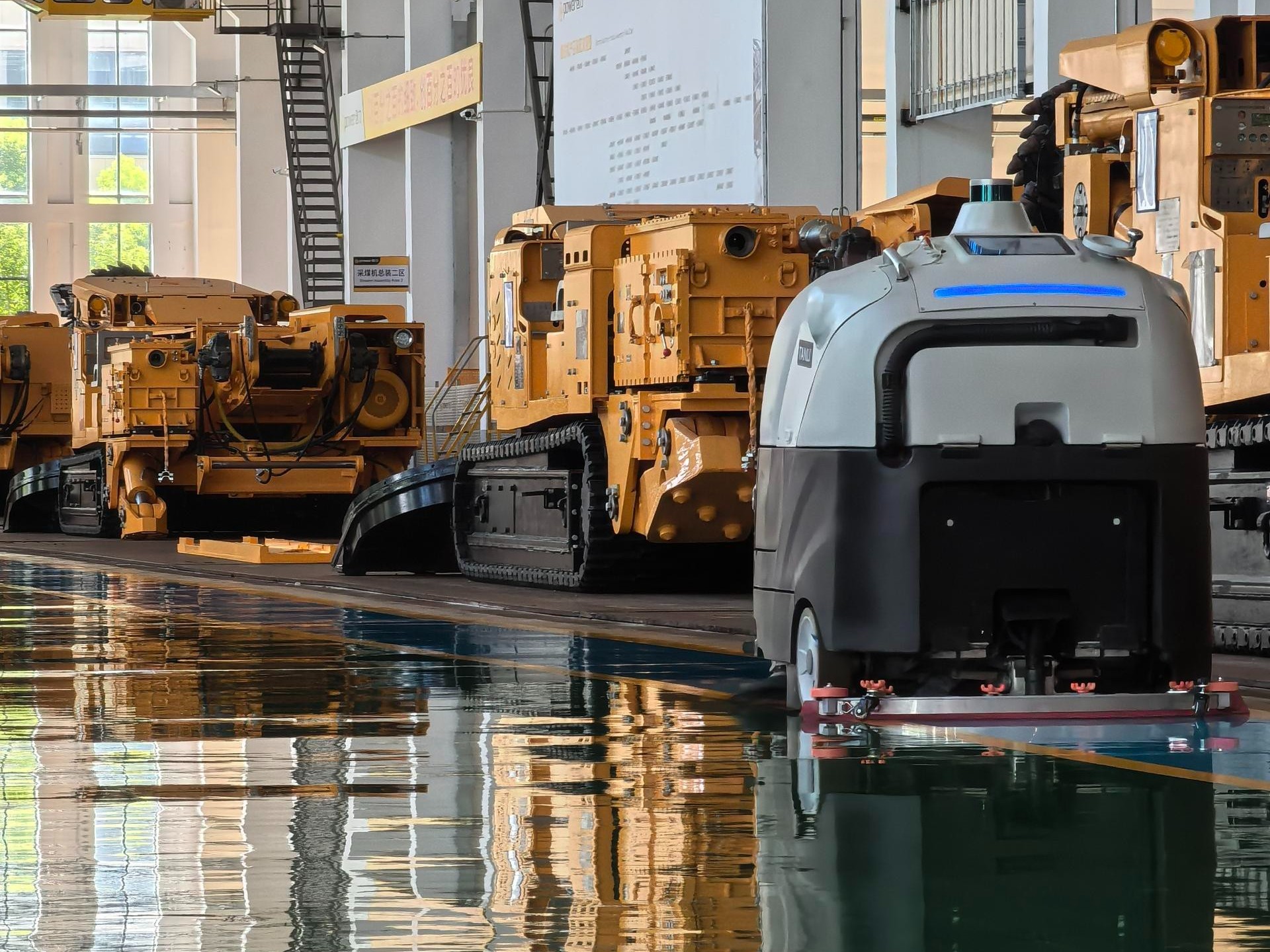 廣東黑燈工廠(chǎng)半夜無(wú)人打掃？坦力工業(yè)洗地機(jī)器人破解 “無(wú)人清潔” 困局