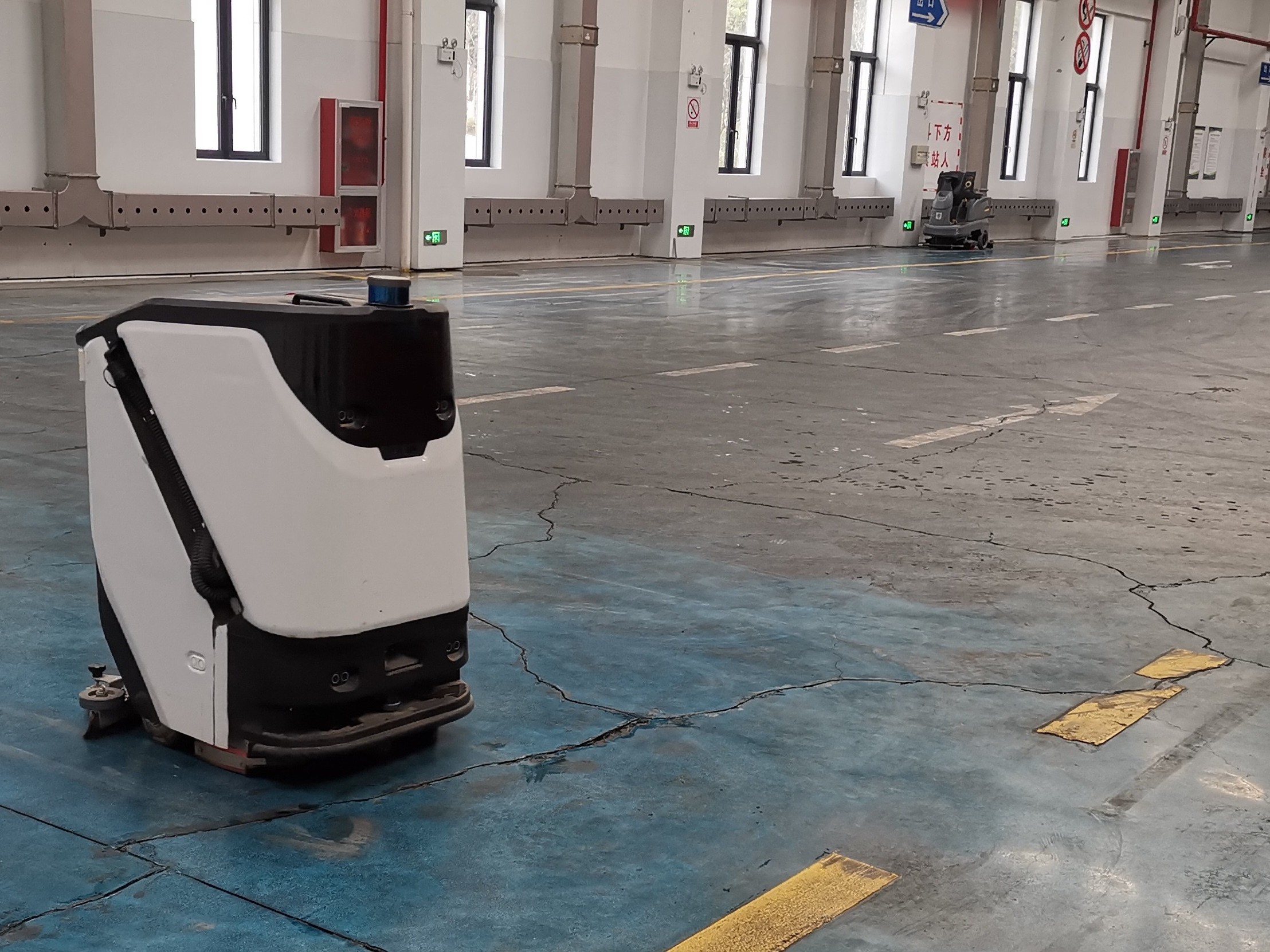 人工清潔費(fèi)時(shí)長(zhǎng)，成本高？坦力工業(yè)洗地機(jī)器人死磕“高效替代”自動(dòng)巡航清掃油污粉塵，一人可管多機(jī)，大幅降低人力投入